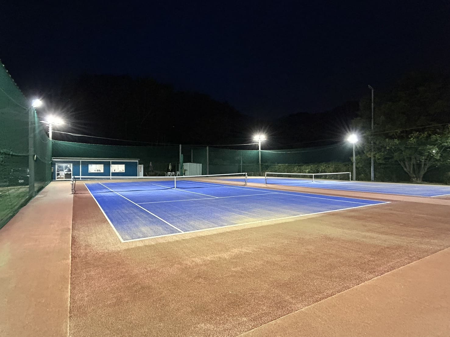 J's Tennis Schoolのテニスコートのナイターの写真